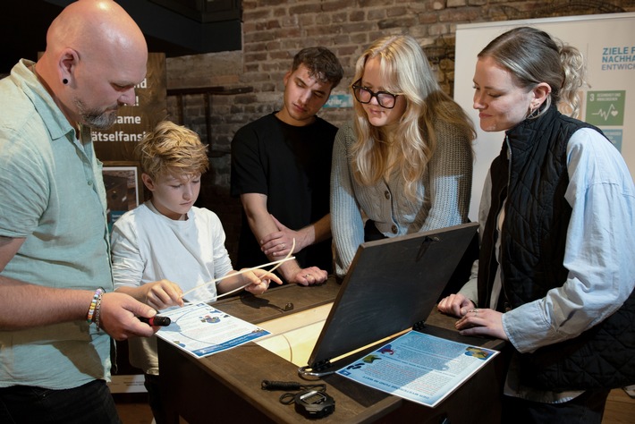 Für Groß und Klein: Das Escape Game bietet Rätselspaß für die ganze Familie. / Weiterer Text über ots und www.presseportal.de/nr/117481 / Die Verwendung dieses Bildes für redaktionelle Zwecke ist unter Beachtung aller mitgeteilten Nutzungsbedingungen zulässig und dann auch honorarfrei. Veröffentlichung ausschließlich mit Bildrechte-Hinweis.