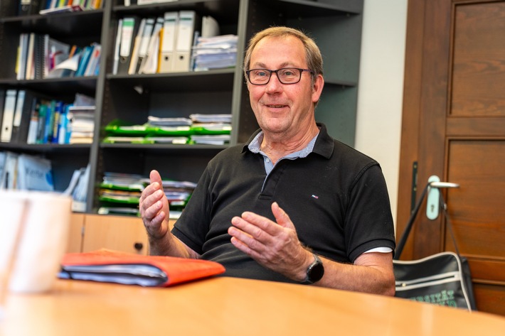 Bethel-Experte Prof. Dr. Martin Driessen erklärt unser Streben nach Glück aus psychiatrischer Sicht. / Weiterer Text über ots und www.presseportal.de/nr/173689 / Die Verwendung dieses Bildes für redaktionelle Zwecke ist unter Beachtung aller mitgeteilten Nutzungsbedingungen zulässig und dann auch honorarfrei. Veröffentlichung ausschließlich mit Bildrechte-Hinweis. Bethel-Experte Prof. Dr. Martin Driessen erklärt unser Streben nach Glück aus psychiatrischer Sicht. / Weiterer Text über ots und www.presseportal.de/nr/173689 / Die Verwendung dieses Bildes für redaktionelle Zwecke ist unter Beachtung aller mitgeteilten Nutzungsbedingungen zulässig und dann auch honorarfrei. Veröffentlichung ausschließlich mit Bildrechte-Hinweis.