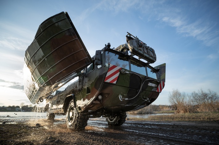 Eine Amphibie M3, der Vorgänger der neuen Schwimmschnellbrücke 2, verlässt das Gewässer und klappt ihre Seitenschwimmkörper wieder ein. / Weiterer Text über ots und www.presseportal.de/nr/147341 / Die Verwendung dieses Bildes für redaktionelle Zwecke ist unter Beachtung aller mitgeteilten Nutzungsbedingungen zulässig und dann auch honorarfrei. Veröffentlichung ausschließlich mit Bildrechte-Hinweis. Eine Amphibie M3, der Vorgänger der neuen Schwimmschnellbrücke 2, verlässt das Gewässer und klappt ihre Seitenschwimmkörper wieder ein. / Weiterer Text über ots und www.presseportal.de/nr/147341 / Die Verwendung dieses Bildes für redaktionelle Zwecke ist unter Beachtung aller mitgeteilten Nutzungsbedingungen zulässig und dann auch honorarfrei. Veröffentlichung ausschließlich mit Bildrechte-Hinweis.