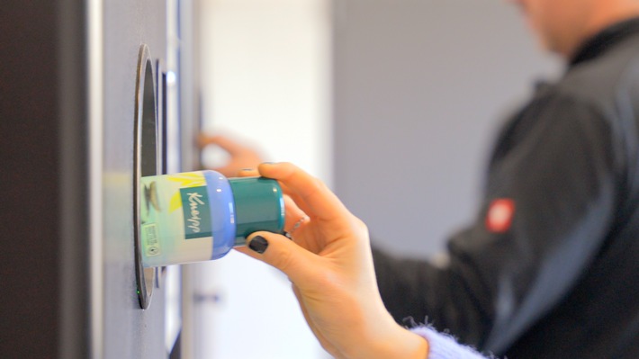 Ist Mehrweg die Zukunft? Kneipp testet mit dem Start-up reo die Rückgabe von Kosmetikverpackungen am Pfandautomaten / Weiterer Text über ots und www.presseportal.de/nr/28515 / Die Verwendung dieses Bildes für redaktionelle Zwecke ist unter Beachtung aller mitgeteilten Nutzungsbedingungen zulässig und dann auch honorarfrei. Veröffentlichung ausschließlich mit Bildrechte-Hinweis. Ist Mehrweg die Zukunft? Kneipp testet mit dem Start-up reo die Rückgabe von Kosmetikverpackungen am Pfandautomaten / Weiterer Text über ots und www.presseportal.de/nr/28515 / Die Verwendung dieses Bildes für redaktionelle Zwecke ist unter Beachtung aller mitgeteilten Nutzungsbedingungen zulässig und dann auch honorarfrei. Veröffentlichung ausschließlich mit Bildrechte-Hinweis.