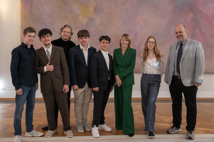 Schloss Bellevue: Projektteilnehmende mit Elke Büdenbender und Gründer von CHILDREN Dr. Florian Langenscheidt / Weiterer Text über ots und www.presseportal.de/nr/69188 / Die Verwendung dieses Bildes für redaktionelle Zwecke ist unter Beachtung aller mitgeteilten Nutzungsbedingungen zulässig und dann auch honorarfrei. Veröffentlichung ausschließlich mit Bildrechte-Hinweis.