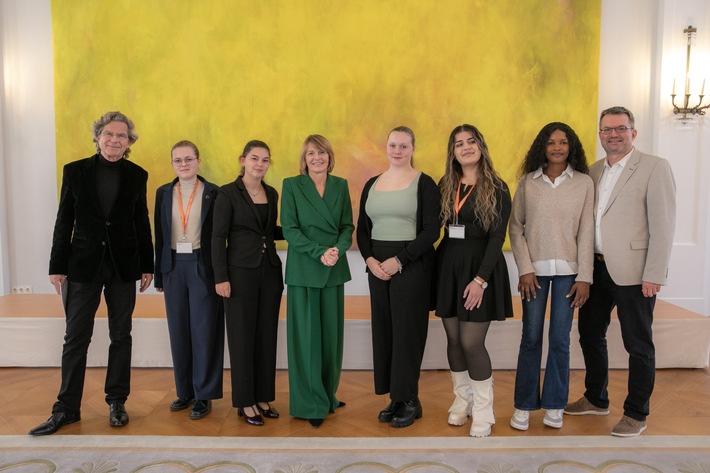 Schloss Bellevue: Projektteilnehmende mit Elke Büdenbender und Gründer von CHILDREN Dr. Florian Langenscheidt / Weiterer Text über ots und www.presseportal.de/nr/69188 / Die Verwendung dieses Bildes für redaktionelle Zwecke ist unter Beachtung aller mitgeteilten Nutzungsbedingungen zulässig und dann auch honorarfrei. Veröffentlichung ausschließlich mit Bildrechte-Hinweis.