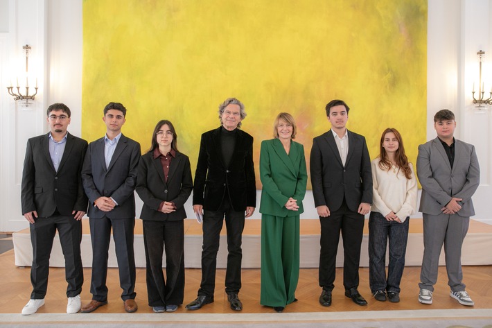 Schloss Bellevue: Projektteilnehmende mit Elke Büdenbender und Gründer von CHILDREN Dr. Florian Langenscheidt / Weiterer Text über ots und www.presseportal.de/nr/69188 / Die Verwendung dieses Bildes für redaktionelle Zwecke ist unter Beachtung aller mitgeteilten Nutzungsbedingungen zulässig und dann auch honorarfrei. Veröffentlichung ausschließlich mit Bildrechte-Hinweis.