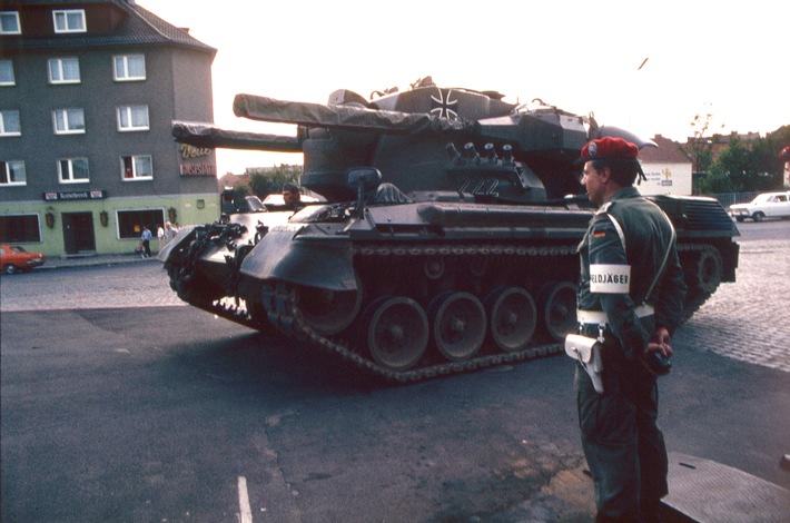 Herbstmanöver 1980: Feldjäger und Flugabwehrkanonenpanzer Gepard bei der Verkehrsregelung im zivilen Raum. / Weiterer Text über ots und www.presseportal.de/nr/171701 / Die Verwendung dieses Bildes für redaktionelle Zwecke ist unter Beachtung aller mitgeteilten Nutzungsbedingungen zulässig und dann auch honorarfrei. Veröffentlichung ausschließlich mit Bildrechte-Hinweis.