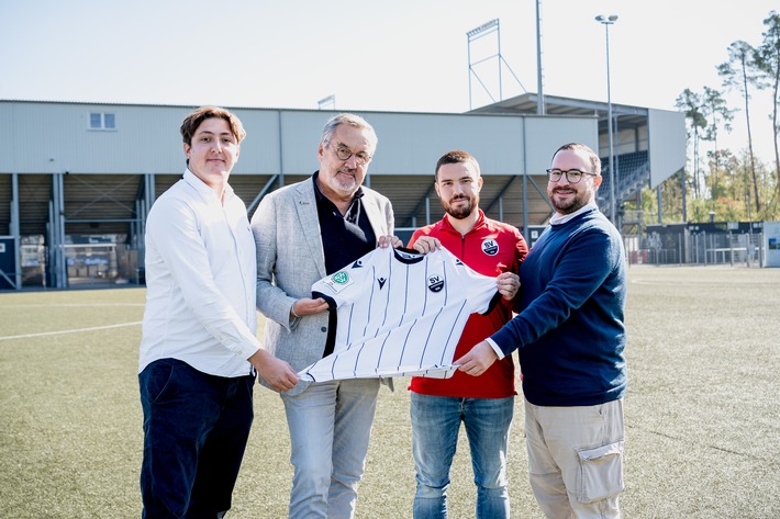 (v.l.) Jakob Rell, (Associate Sales, Infront), Jens Hottel, (Referent Unternehmenskommunikation BKK Pfalz), Joshua Hillesheim (Organisatorischer Leiter Hardtwald-Campus), Sebastian Wöhle (Vertriebsleiter BKK Pfalz / Weiterer Text über ots und www.presseportal.de/nr/103470 / Die Verwendung dieses Bildes für redaktionelle Zwecke ist unter Beachtung aller mitgeteilten Nutzungsbedingungen zulässig und dann auch honorarfrei. Veröffentlichung ausschließlich mit Bildrechte-Hinweis.