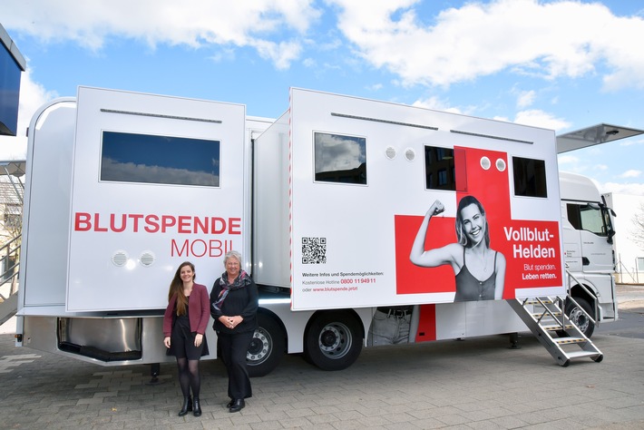 Gemeinsame Blutspendeaktion von Mobilize Financial Services und Yanfeng am 23. Oktober 2025 in Neuss: Coraline Blanc-Marquis (links) von Mobilize Financial Services und Claudia Edler-Corsini von Yanfeng vor dem Blutspendemobil des Deutschen Roten Kreuzes. / Weiterer Text über ots und www.presseportal.de/nr/125761 / Die Verwendung dieses Bildes für redaktionelle Zwecke ist unter Beachtung aller mitgeteilten Nutzungsbedingungen zulässig und dann auch honorarfrei. Veröffentlichung ausschließlich mit Bildrechte-Hinweis.