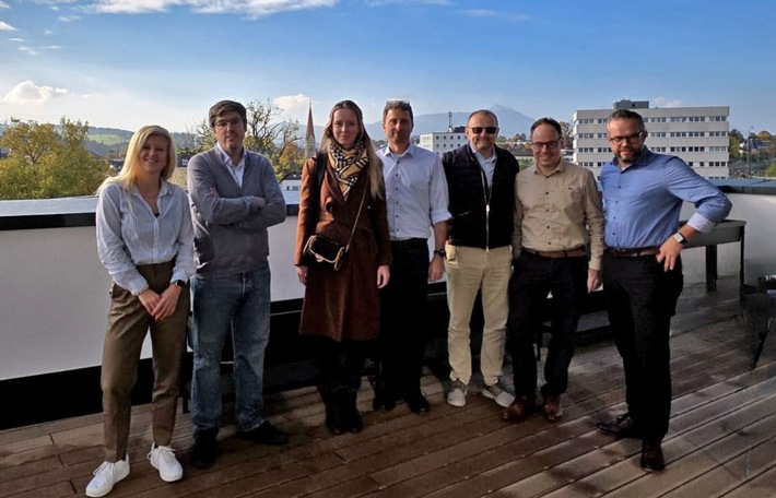 v.l.n.r.: Nela Tesch (Strategische Einkäuferin BESS, MaxSolar GmbH), Antonio Montoto Rojo (Head of Storage, Greenvolt Power), Agnieszka Szot-Pokrzywka (Head of Project Management Office, Greenvolt Power), Stefan Schmidlkofer (Director BESS, MaxSolar GmbH), Jacek Bladek (COO, Greenvolt Power), Christian Stang (Teamleiter Strategischer Einkauf, MaxSolar GmbH) sowie Christoph Strasser (CEO, MaxSolar GmbH). / Weiterer Text über ots und www.presseportal.de/nr/170503 / Die Verwendung dieses Bildes für redaktionelle Zwecke ist unter Beachtung aller mitgeteilten Nutzungsbedingungen zulässig und dann auch honorarfrei. Veröffentlichung ausschließlich mit Bildrechte-Hinweis. v.l.n.r.: Nela Tesch (Strategische Einkäuferin BESS, MaxSolar GmbH), Antonio Montoto Rojo (Head of Storage, Greenvolt Power), Agnieszka Szot-Pokrzywka (Head of Project Management Office, Greenvolt Power), Stefan Schmidlkofer (Director BESS, MaxSolar GmbH), Jacek Bladek (COO, Greenvolt Power), Christian Stang (Teamleiter Strategischer Einkauf, MaxSolar GmbH) sowie Christoph Strasser (CEO, MaxSolar GmbH). / Weiterer Text über ots und www.presseportal.de/nr/170503 / Die Verwendung dieses Bildes für redaktionelle Zwecke ist unter Beachtung aller mitgeteilten Nutzungsbedingungen zulässig und dann auch honorarfrei. Veröffentlichung ausschließlich mit Bildrechte-Hinweis.