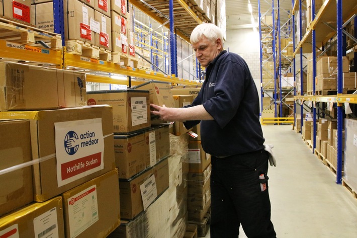 Pakete mit medizinischen Hilfsgütern stehen versandfertig im Medikamentenlager von action medeor. / Weiterer Text über ots und www.presseportal.de/nr/31394 / Die Verwendung dieses Bildes für redaktionelle Zwecke ist unter Beachtung aller mitgeteilten Nutzungsbedingungen zulässig und dann auch honorarfrei. Veröffentlichung ausschließlich mit Bildrechte-Hinweis.