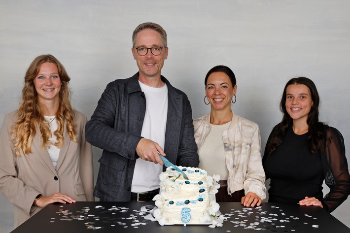 Prof. Dr. Florian Beißner, wissenschaftlicher Leiter des Insula-Instituts, Geschäftsführerin Anna Beißner (2. v. r.) und Mitarbeiterinnen feiern das Jubiläum. / Weiterer Text über ots und www.presseportal.de/nr/181290 / Die Verwendung dieses Bildes für redaktionelle Zwecke ist unter Beachtung aller mitgeteilten Nutzungsbedingungen zulässig und dann auch honorarfrei. Veröffentlichung ausschließlich mit Bildrechte-Hinweis.