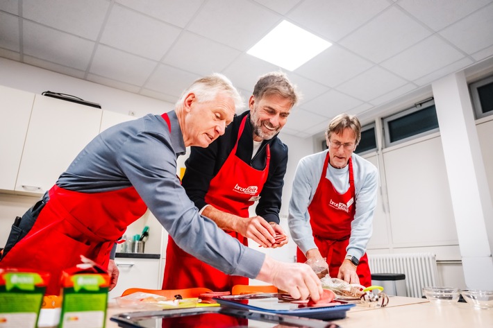 Jürgen Klopp mit den Frühstückshelfern von brotZeit bei den Vorbereitungen vor dem Eintreffen der Schülerinnen und Schüler / Weiterer Text über ots und www.presseportal.de/nr/6340 / Die Verwendung dieses Bildes für redaktionelle Zwecke ist unter Beachtung aller mitgeteilten Nutzungsbedingungen zulässig und dann auch honorarfrei. Veröffentlichung ausschließlich mit Bildrechte-Hinweis.