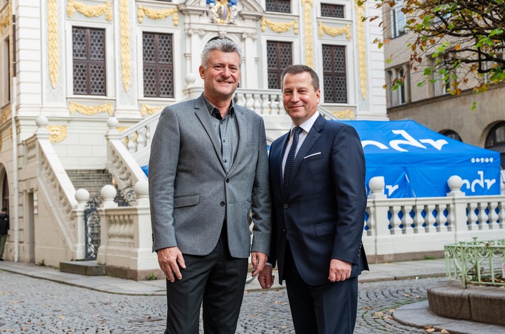 Im Bild (v.l.): MDM-Geschäftsführer André Naumann und MDR-Intendant Ralf Ludwig / Weiterer Text über ots und www.presseportal.de/nr/7880 / Die Verwendung dieses Bildes für redaktionelle Zwecke ist unter Beachtung aller mitgeteilten Nutzungsbedingungen zulässig und dann auch honorarfrei. Veröffentlichung ausschließlich mit Bildrechte-Hinweis.