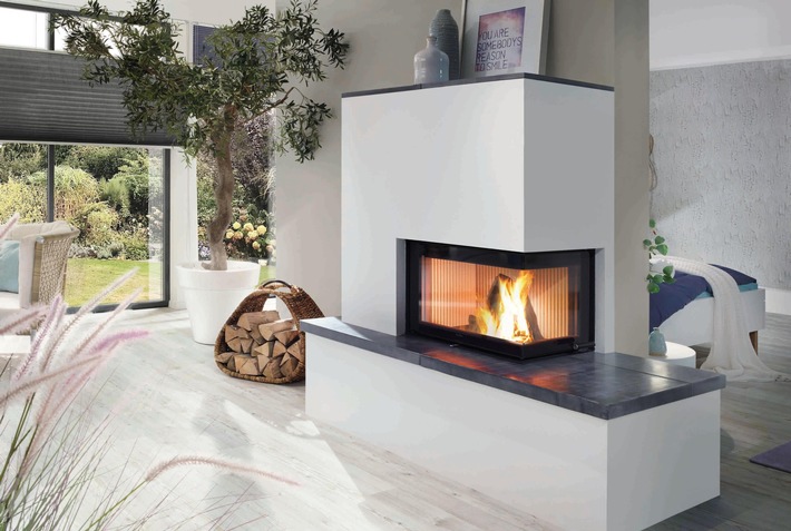 Schlanker Heizkamin mit Speicher - stark auf kleinem Raum / Weiterer Text über ots und www.presseportal.de/nr/102207 / Die Verwendung dieses Bildes für redaktionelle Zwecke ist unter Beachtung aller mitgeteilten Nutzungsbedingungen zulässig und dann auch honorarfrei. Veröffentlichung ausschließlich mit Bildrechte-Hinweis.