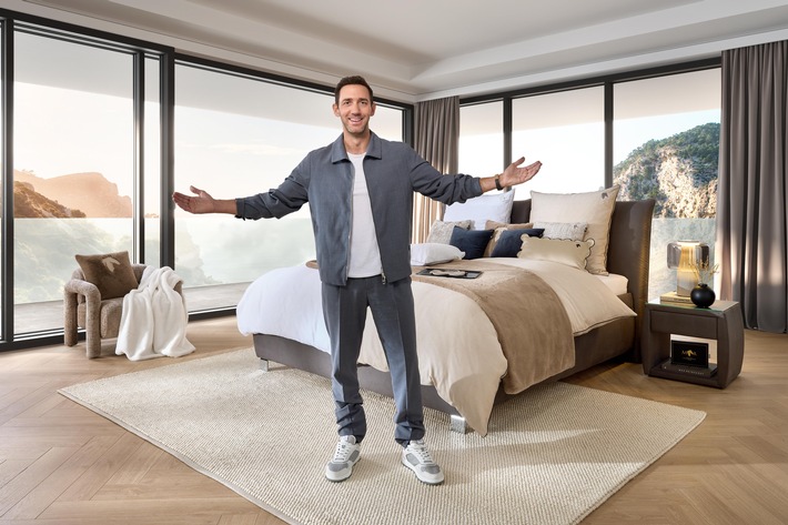 Luxus zum Anfassen: Marcel Remus präsentiert seine exklusive Bettwäschekollektion bei XXXLutz in Nürnberg. / Weiterer Text über ots und www.presseportal.de/nr/158011 / Die Verwendung dieses Bildes für redaktionelle Zwecke ist unter Beachtung aller mitgeteilten Nutzungsbedingungen zulässig und dann auch honorarfrei. Veröffentlichung ausschließlich mit Bildrechte-Hinweis.