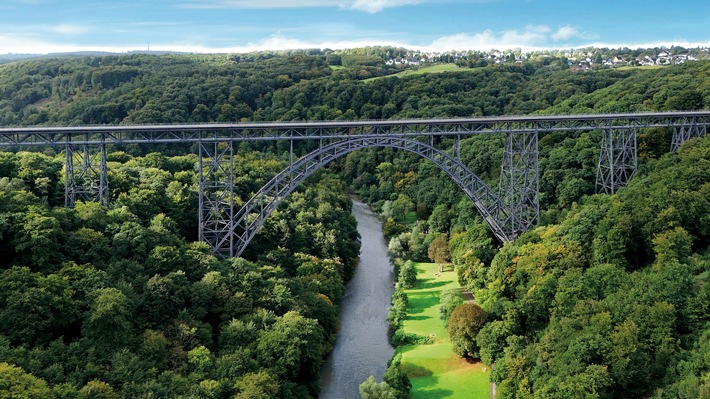 Die Bundesingenieurkammer zeichnete am 30. Oktober 2025 die Müngstener Brücke als Historisches Wahrzeichen der Ingenieurbaukunst in Deutschland aus. Mit einer Höhe von 107 m, 170 m Spannweite und einer Länge von 465 m ist sie ein Symbol für den Pioniergeist des späten 19. Jahrhunderts. Bis heute ist sie die höchste Eisenbahnbrücke Deutschlands. / Weiterer Text über ots und www.presseportal.de/nr/18349 / Die Verwendung dieses Bildes für redaktionelle Zwecke ist unter Beachtung aller mitgeteilten Nutzungsbedingungen zulässig und dann auch honorarfrei. Veröffentlichung ausschließlich mit Bildrechte-Hinweis. Die Bundesingenieurkammer zeichnete am 30. Oktober 2025 die Müngstener Brücke als Historisches Wahrzeichen der Ingenieurbaukunst in Deutschland aus. Mit einer Höhe von 107 m, 170 m Spannweite und einer Länge von 465 m ist sie ein Symbol für den Pioniergeist des späten 19. Jahrhunderts. Bis heute ist sie die höchste Eisenbahnbrücke Deutschlands. / Weiterer Text über ots und www.presseportal.de/nr/18349 / Die Verwendung dieses Bildes für redaktionelle Zwecke ist unter Beachtung aller mitgeteilten Nutzungsbedingungen zulässig und dann auch honorarfrei. Veröffentlichung ausschließlich mit Bildrechte-Hinweis.