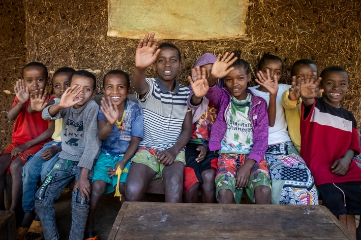 Schule in Äthiopien: Seit 10 Jahren engagieren sich junge Menschen in Deutschland mit der Initiative HIGH FIVE 4 LIFE für Bildungsprojekte im ländlichen Äthiopien. / Weiterer Text über ots und www.presseportal.de/nr/17459 / Die Verwendung dieses Bildes für redaktionelle Zwecke ist unter Beachtung aller mitgeteilten Nutzungsbedingungen zulässig und dann auch honorarfrei. Veröffentlichung ausschließlich mit Bildrechte-Hinweis.