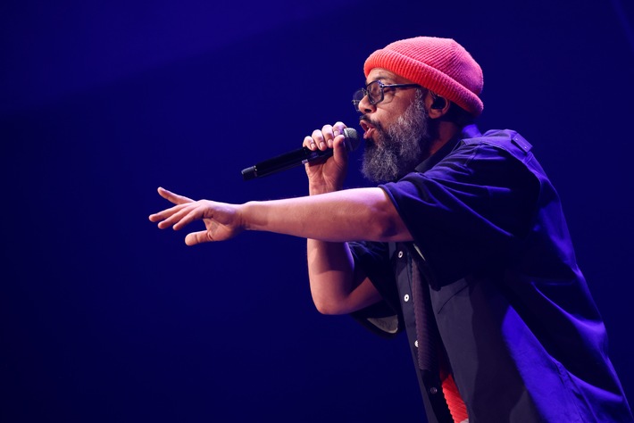 HAMBURG, GERMANY - OCTOBER 22: Samy Deluxe Orchestrated perform on stage during Channel Aid - live in Concert 2025 at Deutsches Schauspielhaus on October 22, 2025 in Hamburg, Germany. (Photo by Franziska Krug/Channel Aid via Getty Images) / Weiterer Text über ots und www.presseportal.de/nr/127363 / Die Verwendung dieses Bildes für redaktionelle Zwecke ist unter Beachtung aller mitgeteilten Nutzungsbedingungen zulässig und dann auch honorarfrei. Veröffentlichung ausschließlich mit Bildrechte-Hinweis.