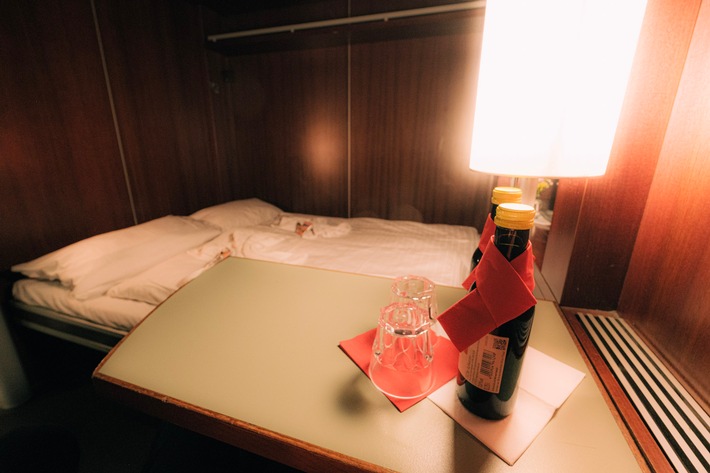 Ab dem 19. Dezember 2025 startet die RDC Deutschland Gruppe ein neues Winter-Angebot. An elf Wochenenden bis zum 18. April 2026 verbindet der AutoReiseZug Hamburg und Lörrach - komfortabel, entspannt und klimafreundlich. Zusätzlich sind auch Tickets für Reisende ohne Fahrzeug erhältlich. Damit öffnet sich das Angebot für alle, die bequem über Nacht reisen möchten - mit oder ohne Auto. / Weiterer Text über ots und www.presseportal.de/nr/116897 / Die Verwendung dieses Bildes für redaktionelle Zwecke ist unter Beachtung aller mitgeteilten Nutzungsbedingungen zulässig und dann auch honorarfrei. Veröffentlichung ausschließlich mit Bildrechte-Hinweis.