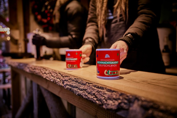 Glühwein für nur 1 Euro: ALDI SÜD bringt den günstigsten Weihnachtsmarkt Deutschlands in vier neue Städte / Weiterer Text über ots und www.presseportal.de/nr/108584 / Die Verwendung dieses Bildes für redaktionelle Zwecke ist unter Beachtung aller mitgeteilten Nutzungsbedingungen zulässig und dann auch honorarfrei. Veröffentlichung ausschließlich mit Bildrechte-Hinweis. Glühwein für nur 1 Euro: ALDI SÜD bringt den günstigsten Weihnachtsmarkt Deutschlands in vier neue Städte / Weiterer Text über ots und www.presseportal.de/nr/108584 / Die Verwendung dieses Bildes für redaktionelle Zwecke ist unter Beachtung aller mitgeteilten Nutzungsbedingungen zulässig und dann auch honorarfrei. Veröffentlichung ausschließlich mit Bildrechte-Hinweis.
