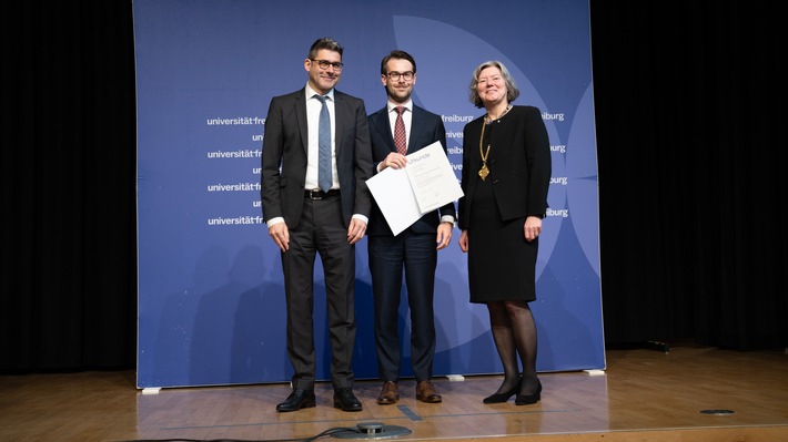 Kerstin Krieglstein, Rektorin der Albert-Ludwigs-Universität Freiburg, mit dem Preisträger Dr. Luca Lowsky (Mitte) und Miron Schneckenberger (links). / Weiterer Text über ots und www.presseportal.de/nr/107515 / Die Verwendung dieses Bildes für redaktionelle Zwecke ist unter Beachtung aller mitgeteilten Nutzungsbedingungen zulässig und dann auch honorarfrei. Veröffentlichung ausschließlich mit Bildrechte-Hinweis.