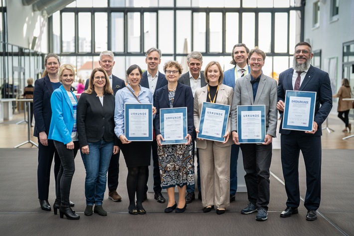 Wrigley Prophylaxe Preis-Verleihung 2025 
(von links:) Prof. Dr. Nadine Schlüter (Jury, Hannover), Janina Werner (Wrigley Oral Health Program, Unterhaching), Dr. Steffi Beckmann (Jury, Bonn), Prof. Dr. Rainer Haak (Jury, Leipzig), Dr. Marcia Spindler (