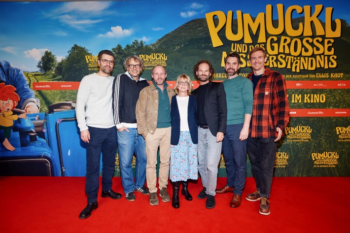 PUMUCKL UND DAS GROSSE MISSVERSTÄNDNIS, Premiere in München im Mathäser Filmpalast am 19.10.2025.
v.l.n.r.: Simon Amberger, Marcus H. Rosenmüller, Florian Brückner, Gisela Schneeberger, Maxi Schafroth, Korbinian Dufter, Simon Parente / Weiterer Text über ots und www.presseportal.de/nr/12946 / Die Verwendung dieses Bildes für redaktionelle Zwecke ist unter Beachtung aller mitgeteilten Nutzungsbedingungen zulässig und dann auch honorarfrei. Veröffentlichung ausschließlich mit Bildrechte-Hinweis.