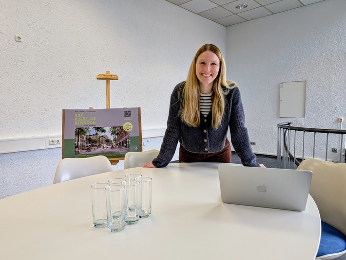 Die Leiterin des Gesprächsraums zum Quartier am Bahnhof, Lisa Bierling. / Weiterer Text über ots und www.presseportal.de/nr/181300 / Die Verwendung dieses Bildes für redaktionelle Zwecke ist unter Beachtung aller mitgeteilten Nutzungsbedingungen zulässig und dann auch honorarfrei. Veröffentlichung ausschließlich mit Bildrechte-Hinweis.
