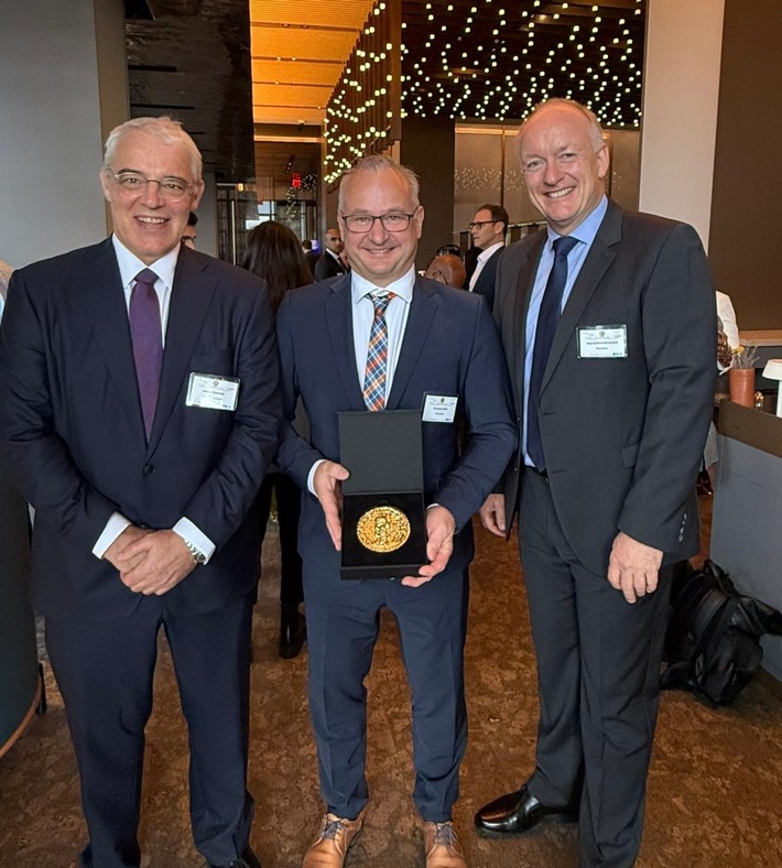 Prof. Dr. Georg Trummer vom Notfallzentrum der Universitätsklinik Freiburg sowie die Geschäftsführer der Freiburger Resuscitec GmbH, Prof. Dr.-Ing. Christoph Benk und Jörg Alexander Ronde, freuen sich in New York über die Auszeichnung des Unternehmens mit dem begehrten Preis (v.l.n.r.). / Weiterer Text über ots und www.presseportal.de/nr/181332 / Die Verwendung dieses Bildes für redaktionelle Zwecke ist unter Beachtung aller mitgeteilten Nutzungsbedingungen zulässig und dann auch honorarfrei. Veröffentlichung ausschließlich mit Bildrechte-Hinweis.