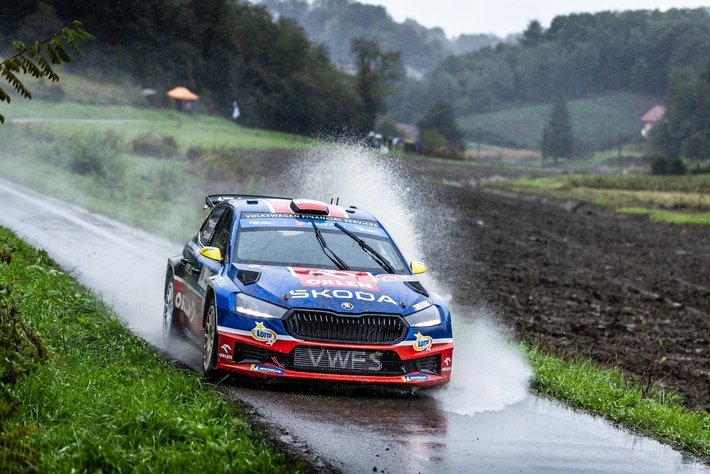 Mikolaj Marczyk und sein Beifahrer Szymon Gospodarczyk (Skoda Fabia RS Rally2 des Teams Topp Cars) meisterten die schwierigen Bedingungen und beendeten das Saisonfinale auf dem dritten Platz. / Weiterer Text über ots und www.presseportal.de/nr/28249 / Die Verwendung dieses Bildes für redaktionelle Zwecke ist unter Beachtung aller mitgeteilten Nutzungsbedingungen zulässig und dann auch honorarfrei. Veröffentlichung ausschließlich mit Bildrechte-Hinweis.
