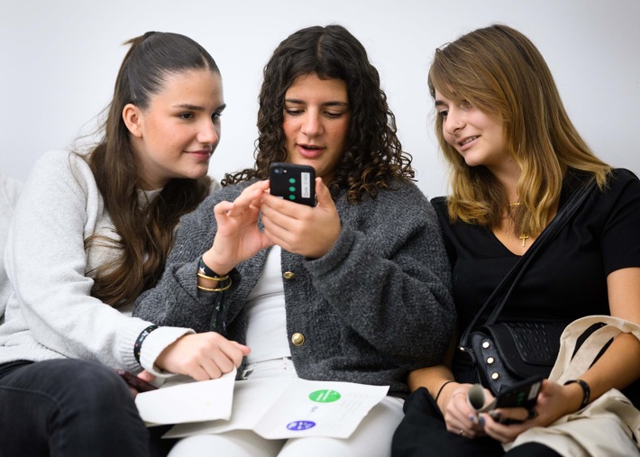 dpa-Newscamp begeistert Berliner Schülerinnen und Schüler für Journalismus und das Entlarven von Desinformation. / Weiterer Text über ots und www.presseportal.de/nr/8218 / Die Verwendung dieses Bildes für redaktionelle Zwecke ist unter Beachtung aller mitgeteilten Nutzungsbedingungen zulässig und dann auch honorarfrei. Veröffentlichung ausschließlich mit Bildrechte-Hinweis.